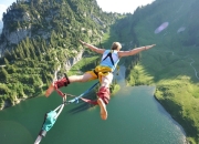 开云棋牌-年度焦点之战之夜，哈利伯顿高光表现照亮赛场