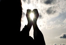 开云棋牌游戏-裁判哨声撕裂绿茵场：当欧冠奇迹映照国足悲情时