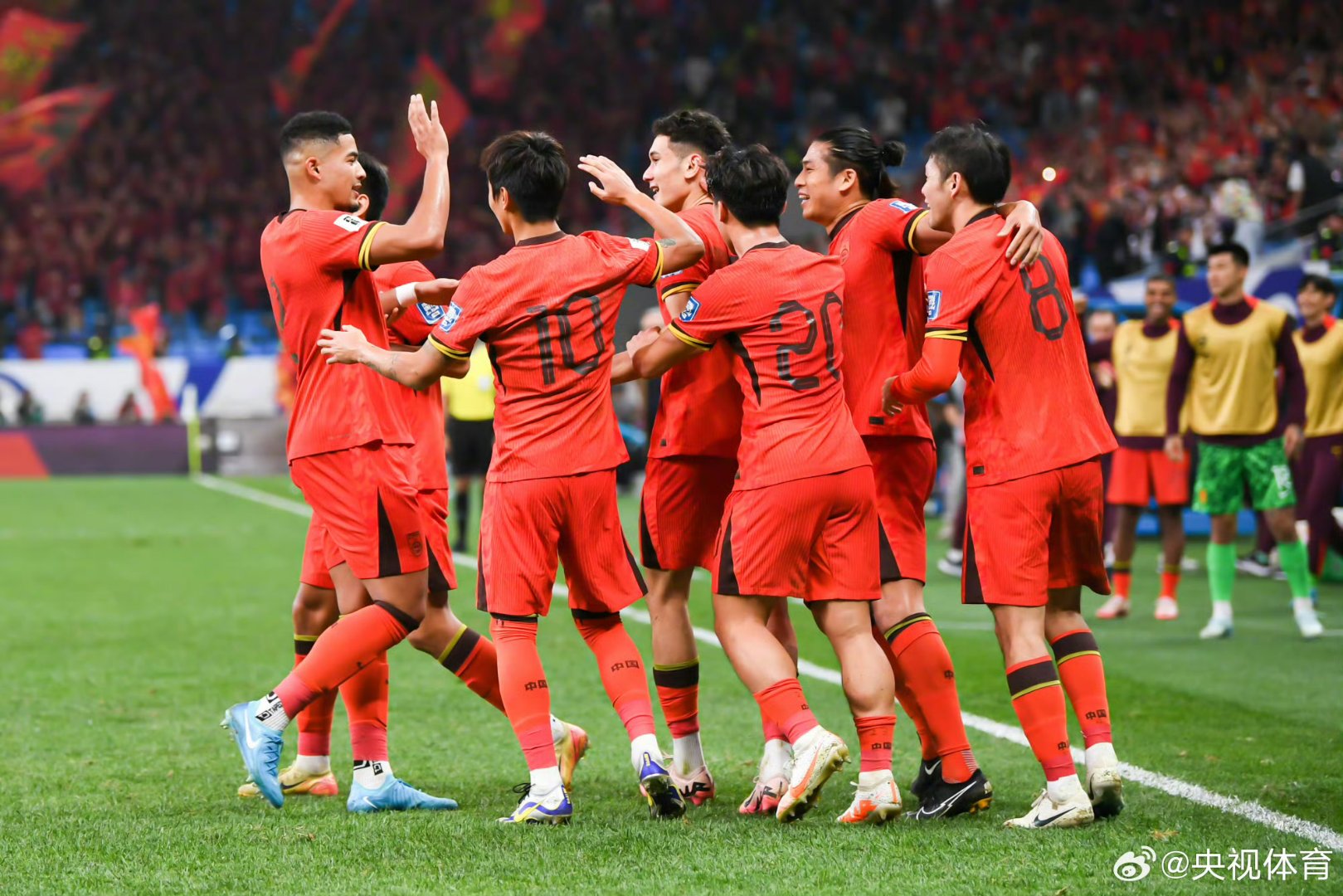 亚洲杯赛事的火爆场面吸引了无数球迷的关注 亚洲杯赛事的火爆场面吸引了无数球迷的关注