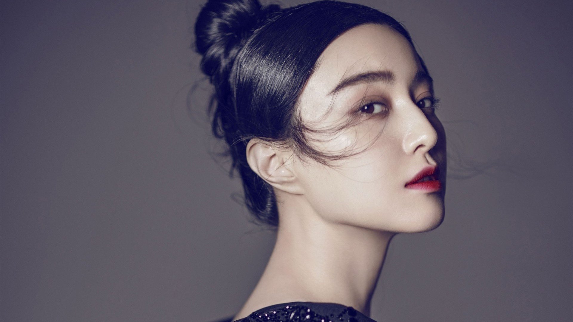 绿茵场与篮球馆的平行叙事，德甲争冠战与独行侠血拼山西队的竞技哲学