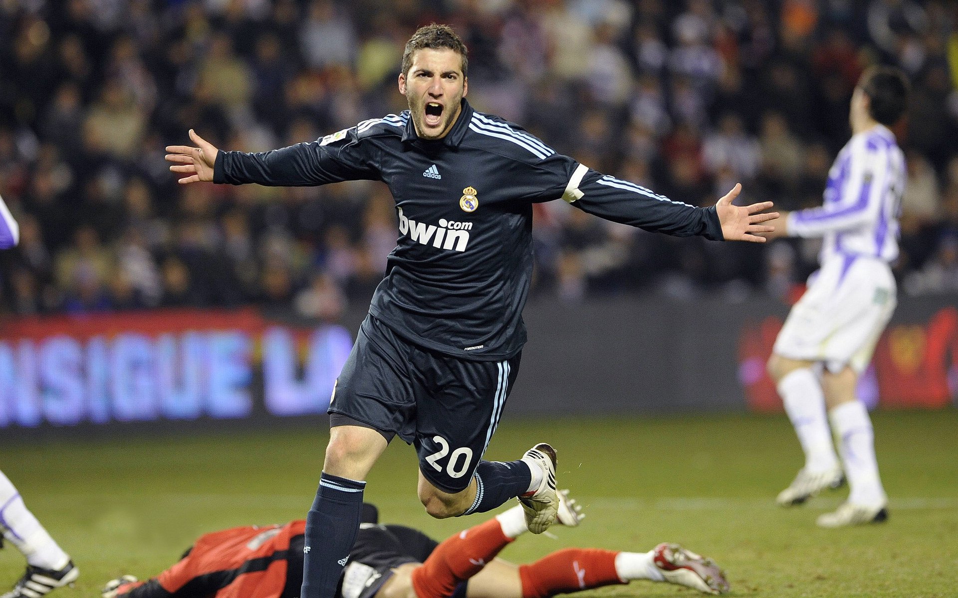 跨界称王，当梅西在F1揭幕战接管比赛，我们想起了巴萨碾压皇马的那些年